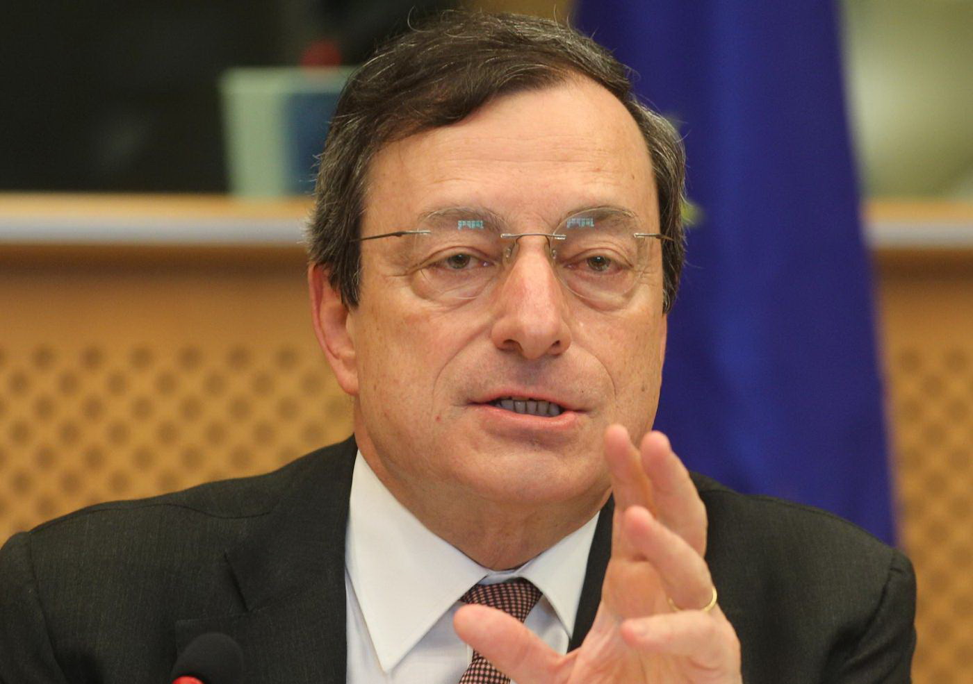 Draghi: solo la politica può battere la crisi