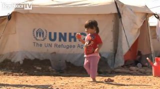 Sostenere l'UNHCR per dare rifugio ai profughi. Dialogo a Erbil con Carlotta Sami Sostenere l'UNHCR per dare rifugio ai profughi. Dialogo a Erbil con Carlotta Sami