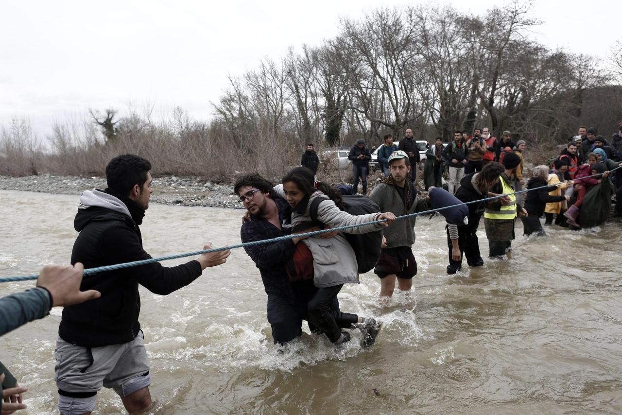 Onore ai ragazzi di NoBorder che hanno organizzato il guado dei migranti nel Fiume Secco di Idomeni