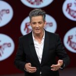 Fiorello torna in TV dopo cinque anni scherzando su Renzi e Rai "capellona"