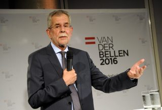 Van der Bellen nuovo presidente, l'Austria dice no alla destra nazionalista di Hofer, Le Pen e Salvini