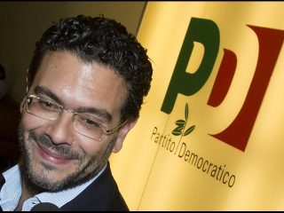 La farsa degli imitatori: anche Ernesto Carbone annuncia che lascerà la politica se vincesse il No (allarme nel paese)