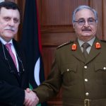 In Libia, per non sbagliare, l’Italia si schiera col premier Serraj ma anche col rivale Haftar