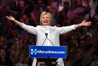 Hillary Clinton vince la nomination, la prima donna candidata alla presidenza degli Stati Uniti