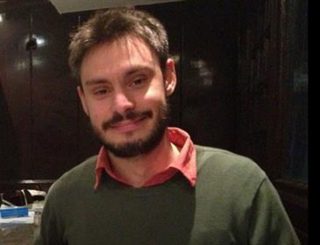 Giulio Regeni seguito dai poliziotti il giorno della sua morte